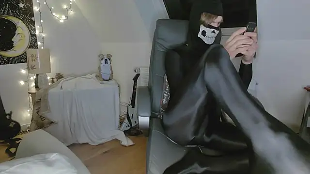 Nyl0nnickb0y online show from April 12, 2026, 7:17 pm