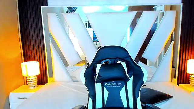 Linda4Petite online show from October 24, 2025, 6:18 pm