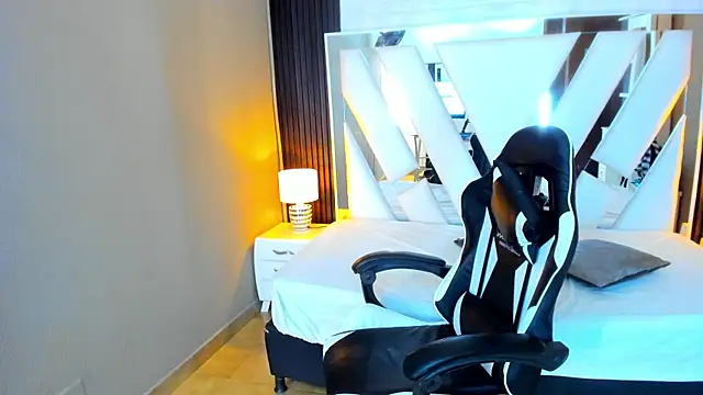 Linda4Petite online show from November 10, 2025, 6:13 pm