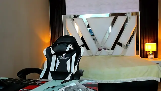 Linda4Petite online show from March 9, 2026, 6:33 pm