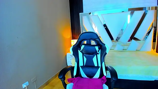 Linda4Petite online show from January 14, 2026, 6:33 pm