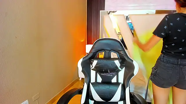 Linda4Petite online show from April 1, 2026, 6:16 pm