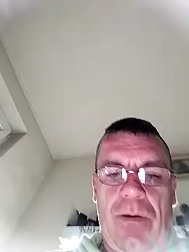 Snapshot of Robertino21cm chatting on March 27, 2026, 4:54 am Robertino21cm online show from March 27, 2026, 4:54 am