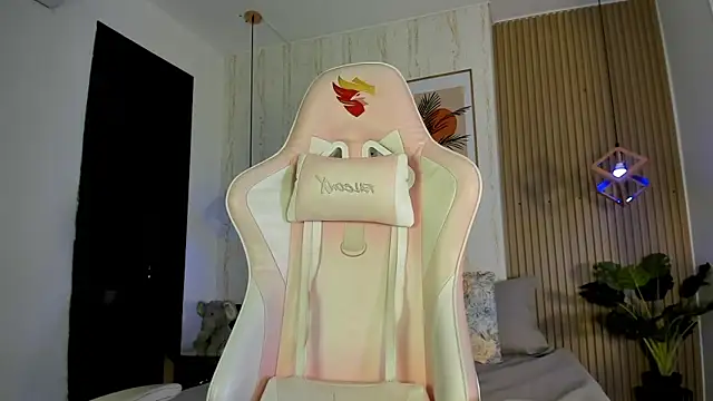 CameronCollins  online show from November 27, 2025, 7:25 pm