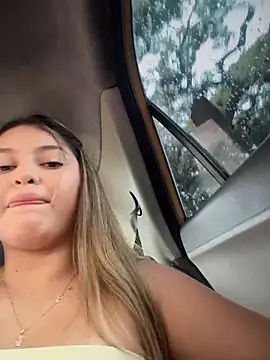 lunablossom  online show from April 15, 2026, 7:40 pm