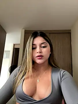 lunablossom  online show from November 7, 2025, 10:03 pm