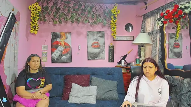 lesbiancuple online show from April 24, 2026, 12:29 pm