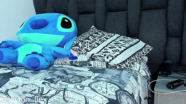 Snapshot of leyton_flex chatting on November 6, 2025, 12:25 am leyton flex online show from November 6, 2025, 12:25 am