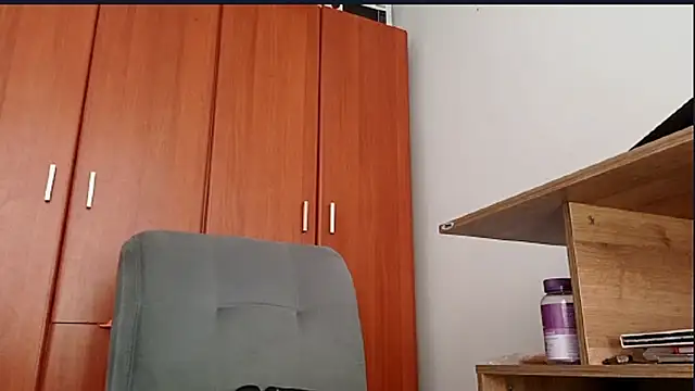 Snapshot of Juls_winter_ chatting on January 5, 2026, 6:44 pm Juls winter online show from January 5, 2026, 6:44 pm