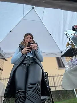 DaisyVibesss online show from February 2, 2025, 3:39 pm