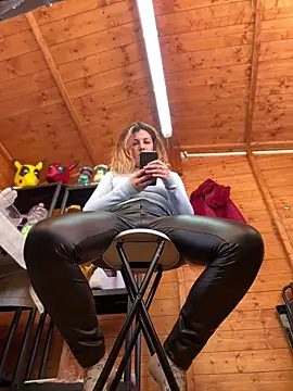 DaisyVibesss online show from December 28, 2024, 12:35 pm