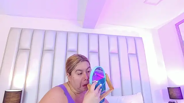 aandreaperez online show from April 7, 2026, 11:45 am