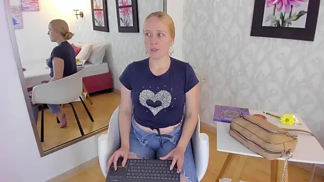 Snapshot of EmilySumer chatting on March 7, 2025, 8:33 pm EmilySumer online show from March 7, 2025, 8:33 pm