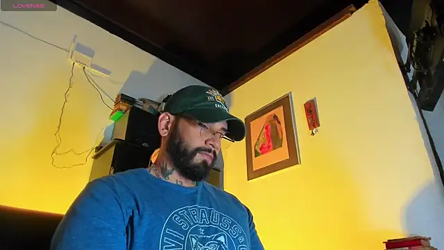 Snapshot of CamiloGray_ chatting on November 3, 2025, 3:04 pm CamiloGray online show from November 3, 2025, 3:04 pm