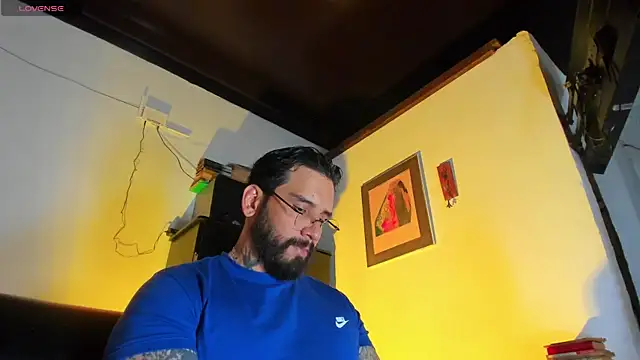 Snapshot of CamiloGray_ chatting on October 30, 2025, 2:14 pm CamiloGray online show from October 30, 2025, 2:14 pm