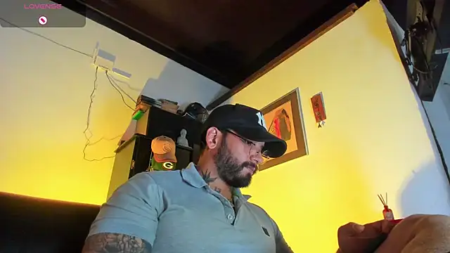 Snapshot of CamiloGray_ chatting on November 18, 2025, 2:42 pm CamiloGray online show from November 18, 2025, 2:42 pm