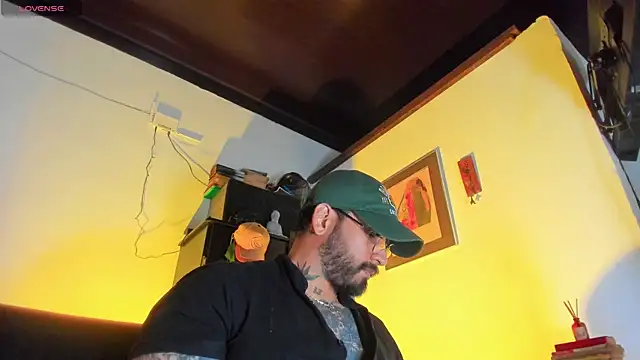 Snapshot of CamiloGray_ chatting on November 17, 2025, 2:32 pm CamiloGray online show from November 17, 2025, 2:32 pm