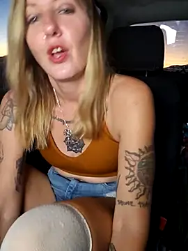 Snapshot of SheIsSomething chatting on November 29, 2025, 12:55 am SheIsSomething online show from November 29, 2025, 12:55 am