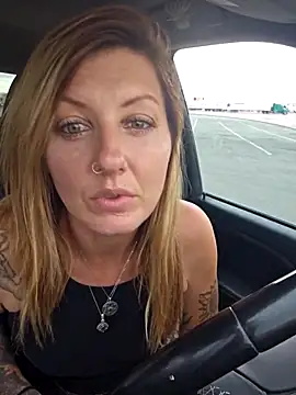 Snapshot of SheIsSomething chatting on November 14, 2025, 11:52 pm SheIsSomething online show from November 14, 2025, 11:52 pm