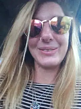 Snapshot of SheIsSomething chatting on November 16, 2025, 11:30 pm SheIsSomething online show from November 16, 2025, 11:30 pm