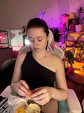 Snapshot of sweetest_pie chatting on December 16, 2025, 5:28 pm sweetest pie online show from December 16, 2025, 5:28 pm