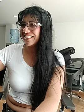 aisha latina online show from November 21, 2025, 2:49 pm