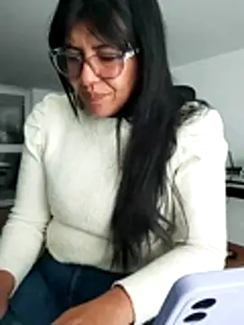 aisha latina online show from March 27, 2026, 2:51 pm