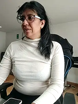 aisha latina online show from November 19, 2025, 2:28 pm