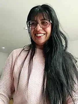 aisha latina online show from November 11, 2025, 2:01 pm