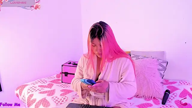 Snapshot of SophieRossi chatting on October 1, 2025, 12:42 pm SophieRossi online show from October 1, 2025, 12:42 pm