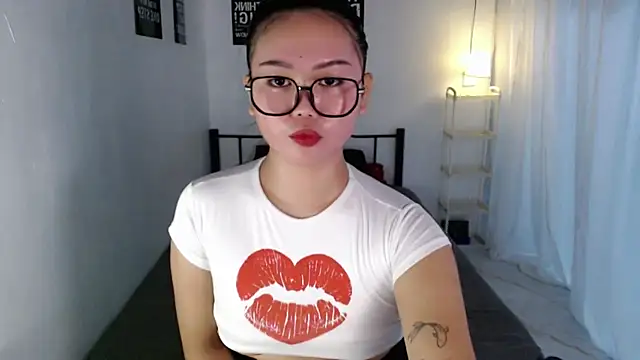 Snapshot of Vivorey_Leighn chatting on July 7, 2026, 3:37 pm Vivorey Leighn online show from July 7, 2026, 3:37 pm