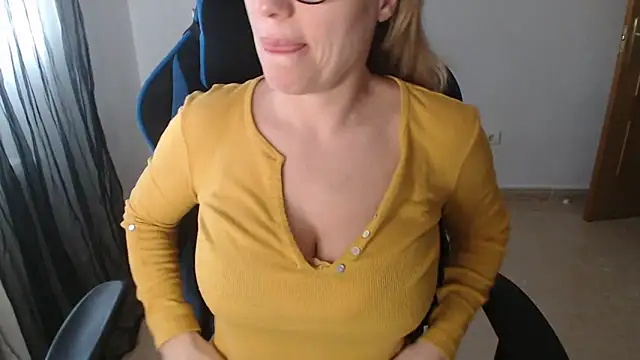 LARACRUZ30 online show from February 27, 2026, 3:45 pm