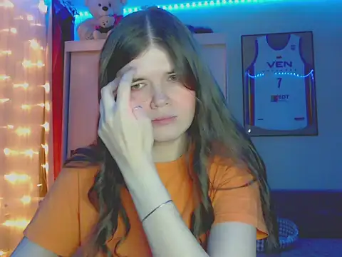 Snapshot of Klementa chatting on December 3, 2025, 7:35 pm Klementa online show from December 3, 2025, 7:35 pm