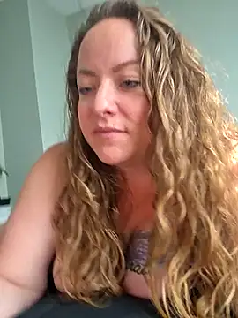 Snapshot of julimonroe chatting on February 25, 2026, 4:29 pm julimonroe online show from February 25, 2026, 4:29 pm