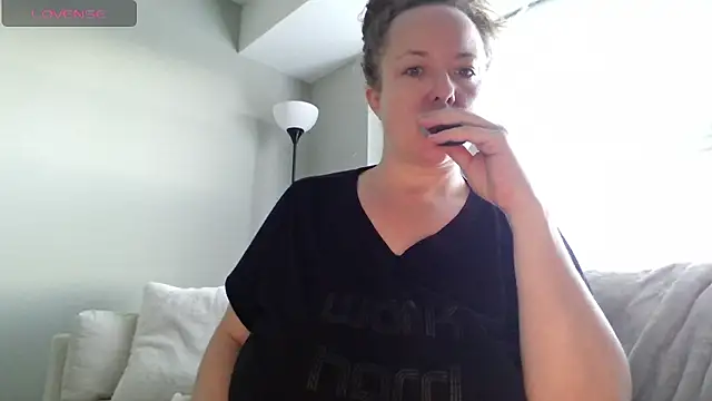 Snapshot of julimonroe chatting on January 12, 2026, 2:46 pm julimonroe online show from January 12, 2026, 2:46 pm