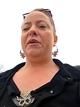 Snapshot of julimonroe chatting on February 2, 2026, 6:51 pm julimonroe online show from February 2, 2026, 6:51 pm