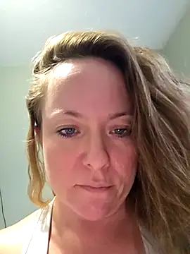 Snapshot of julimonroe chatting on January 6, 2026, 9:08 pm julimonroe online show from January 6, 2026, 9:08 pm