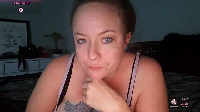 Snapshot of julimonroe chatting on February 4, 2026, 3:34 am julimonroe online show from February 4, 2026, 3:34 am