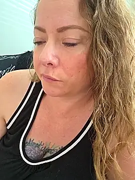 Snapshot of julimonroe chatting on February 21, 2026, 5:15 pm julimonroe online show from February 21, 2026, 5:15 pm