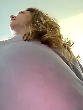 Snapshot of julimonroe chatting on January 15, 2026, 3:15 pm julimonroe online show from January 15, 2026, 3:15 pm