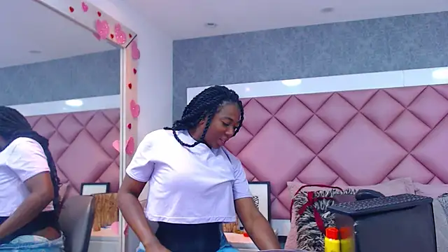 DanielaDuff online show from February 12, 2026, 7:35 pm