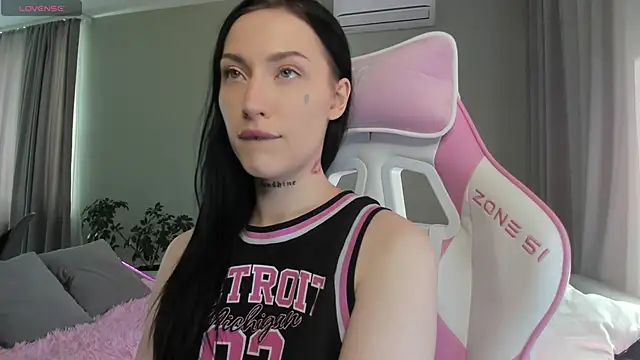 JenniferQueen11 online show from September 30, 2025, 7:47 am