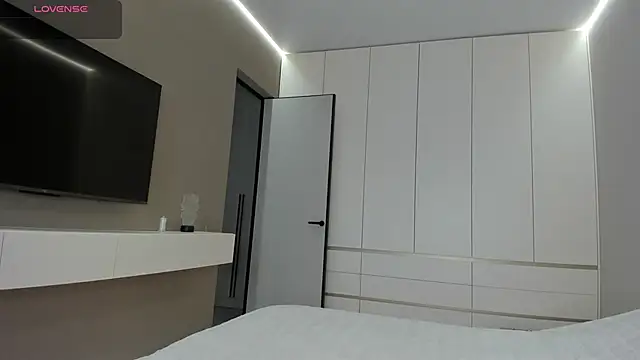 JenniferQueen11 online show from April 19, 2026, 9:21 am