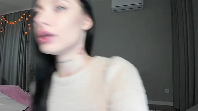 JenniferQueen11 online show from October 24, 2025, 1:10 pm