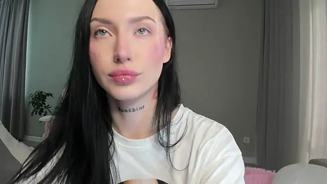 JenniferQueen11 online show from September 14, 2025, 9:20 am