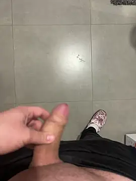 Snapshot of Vld121 chatting on February 24, 2025, 7:41 pm Vld121 online show from February 24, 2025, 7:41 pm