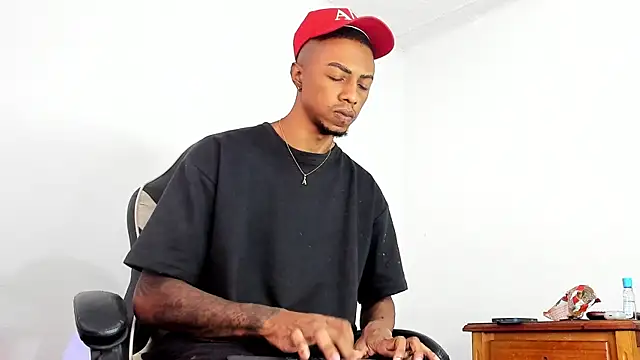 Snapshot of YeremiBrowm chatting on February 24, 2025, 8:36 pm YeremiBrowm online show from February 24, 2025, 8:36 pm