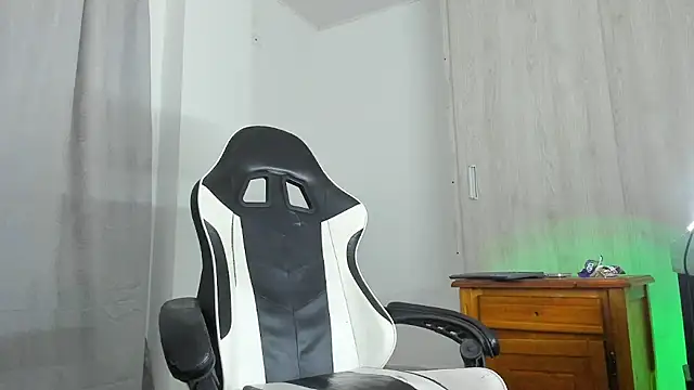 Snapshot of YeremiBrowm chatting on September 10, 2025, 8:41 pm YeremiBrowm online show from September 10, 2025, 8:41 pm