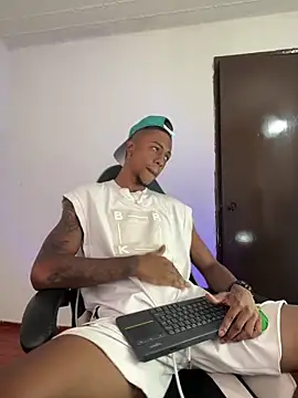 Snapshot of YeremiBrowm chatting on March 5, 2025, 3:51 pm YeremiBrowm online show from March 5, 2025, 3:51 pm