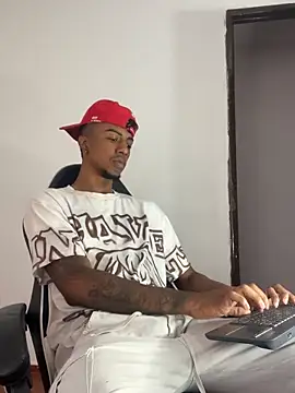 Snapshot of YeremiBrowm chatting on March 13, 2025, 9:05 pm YeremiBrowm online show from March 13, 2025, 9:05 pm